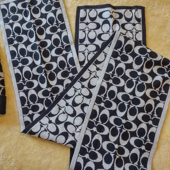 Coach winter hat and scarf set - Picture 4 of 7